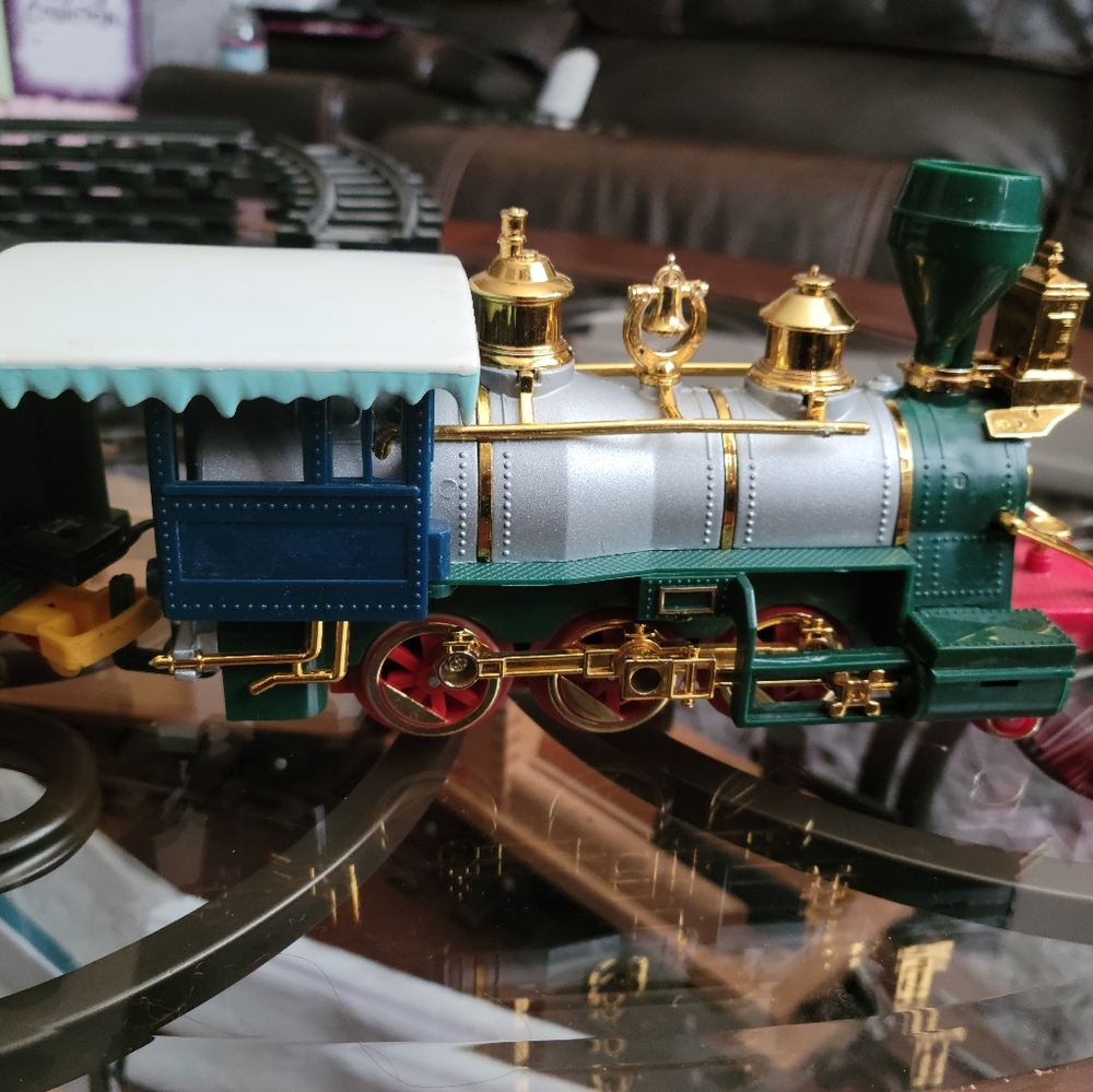 Christmas Train - Picture 3 of 12